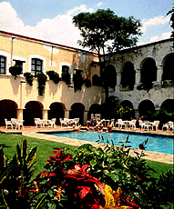 Camino Real Oaxaca: Swimming pool and garden patio 